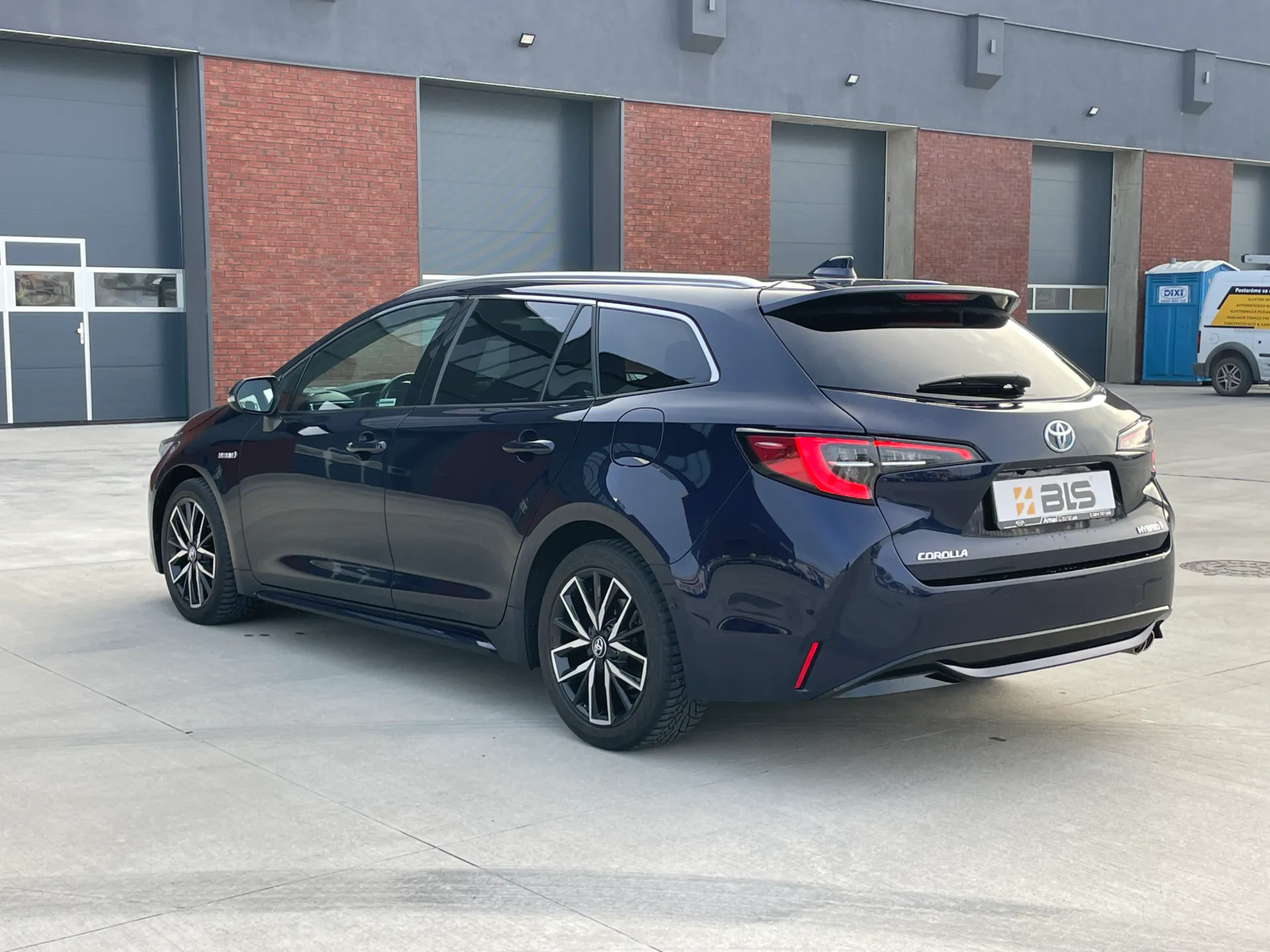 прокат Toyota Corolla Combi Touring Sport 1.8 Hybrid фото 4